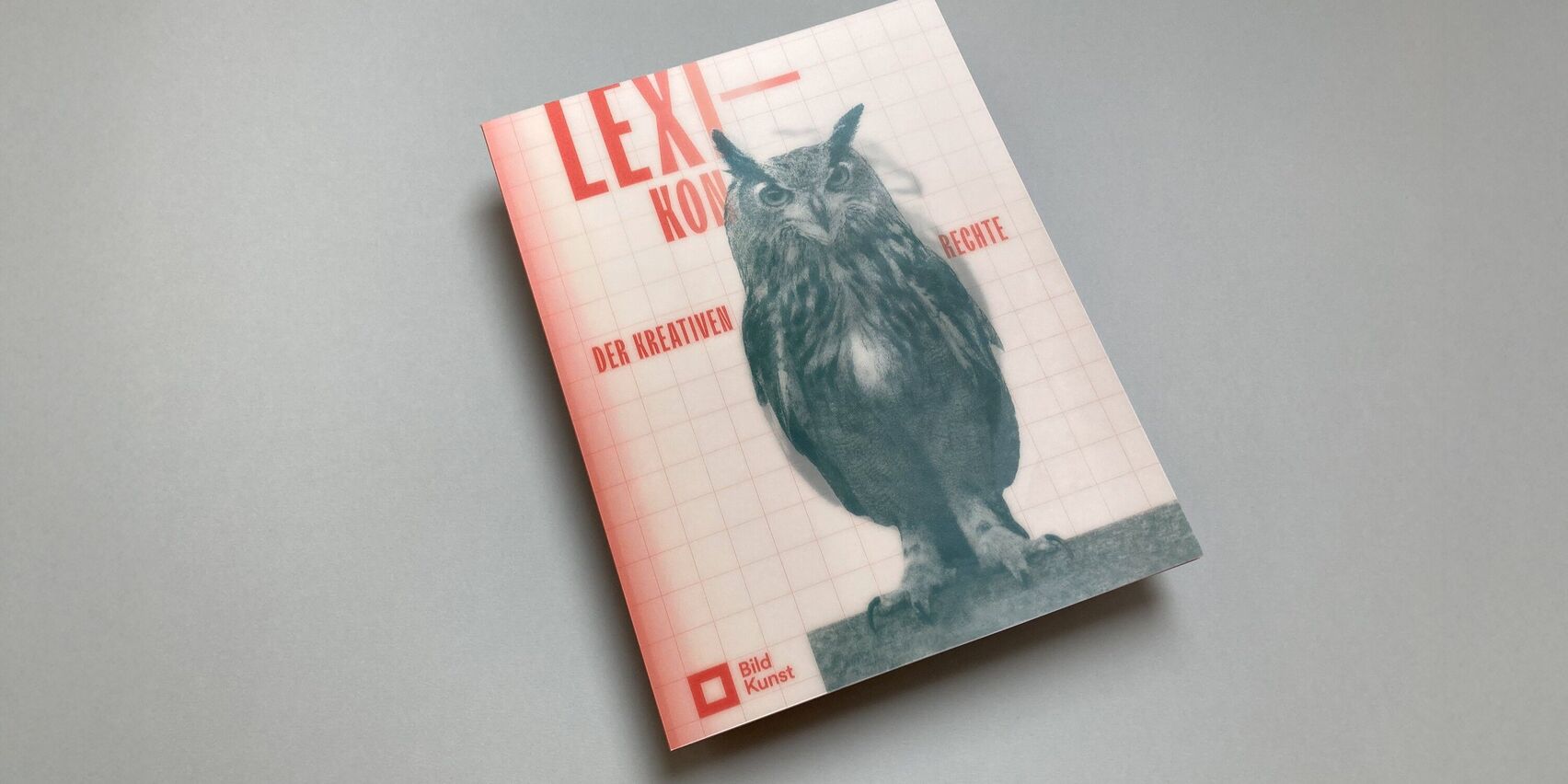 Broschüre mit der Abbildung einer Eule, die den Kopf zu bewegen scheint, und dem Titel: "Lexikon der kreativen Rechte". Das Wort "Lexikon" ist getrennt in die Silben Lexi- und -kon. Der Hintergrund ist kariert wie bei einem Matheheft. Logo der VG Bild-Kunst.