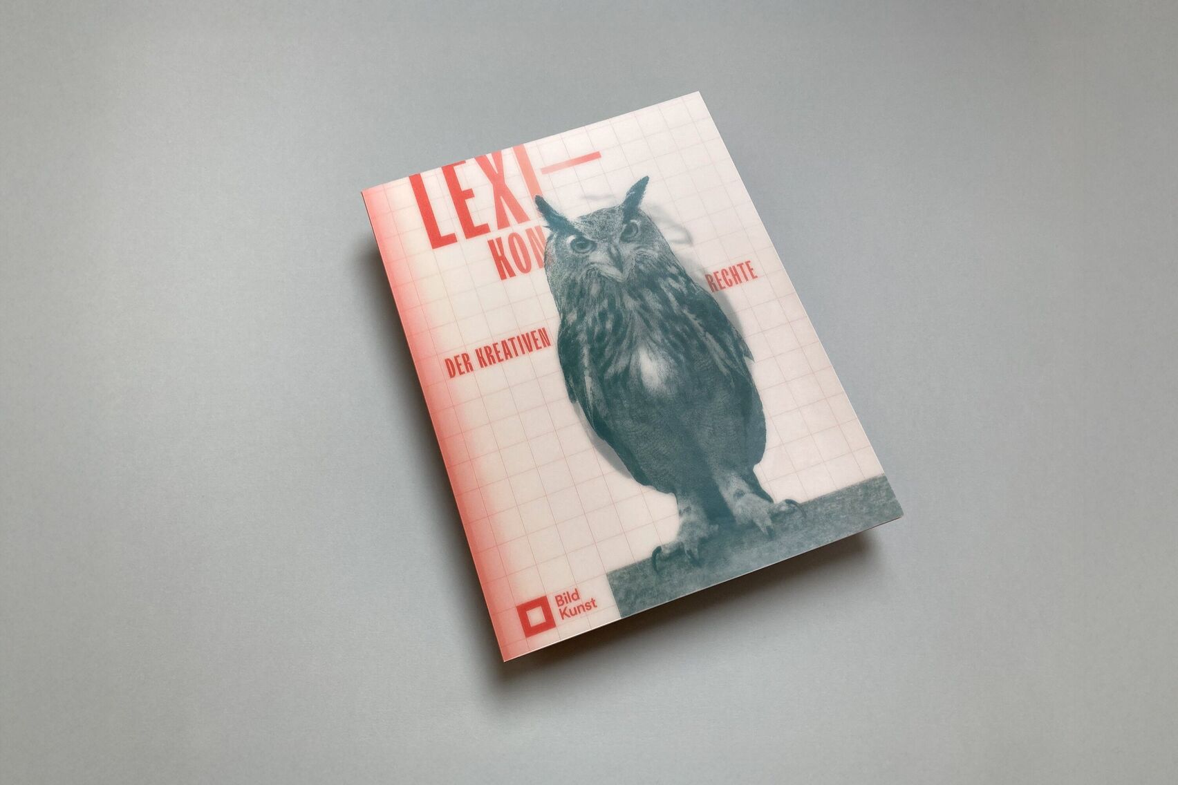 Broschüre mit der Abbildung einer Eule, die den Kopf zu bewegen scheint, und dem Titel: "Lexikon der kreativen Rechte". Das Wort "Lexikon" ist getrennt in die Silben Lexi- und -kon. Der Hintergrund ist kariert wie bei einem Matheheft. Logo der VG Bild-Kunst.