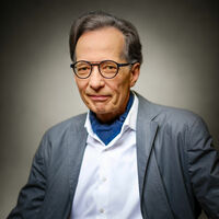 Jobst Christian Oetzmann Portrait eines älteren Herrn mit Brille. Er trägt einen grauen Kittel über weißem Hemd und blauem Halstuch.