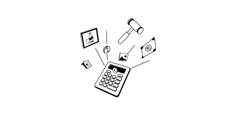 Taschenrechner, umgeben von Geldstücken und Geldscheinen, einem Auktionshammer, dem Gemälde einer Vase und einer grafischen Landschaftsdarstellung.