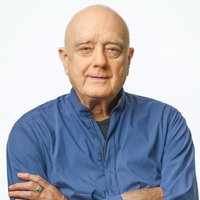 Frank Michael Zeidler Portrait eines kahlköpfigen älteren Herrn in einem blauen Hemd und mit verschränkten Armen.