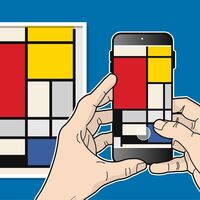 Ein Kunstwerk aus vielfarbigen Rechtecken und Quadraten wird mithilfe eines Handys fotografiert.