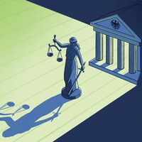 Vor einem klassizistischen Gebäude mit Säulen und Bundesadler steht eine Skulptur der Justizia: eine Frauenfigur mit verbundenen Augen, in der rechten Hand eine Waage, in der linken Hand ein Schwert.