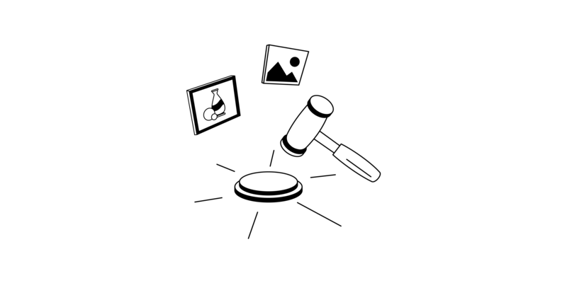 Ein Aktionshammer gibt den Zuschlag. Ein Landschaftsbild und ein Bild mit einer Vase.