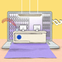 Im Vordergrund steht auf der Tastatur eines Laptops ein Empfangsdesk der Europäischen Union mit einem großen Olivenzweig in einer Vase. Im Hintergrund versperrt ein Gitter den Bildschirm des Laptops. Eine Hand öffnet mit einem großen Schlüssel in Form eines Paragraphenzeichens einen Teil des Gitters.