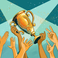 Malte Knaack_Preisverleihung Ein goldener Ehrenpokal wird im Licht von zwei sich kreuzenden Scheinwerfern emporgehoben. Zahlreiche Händen sind freudig in die Luft gestreckt und zeigen unterschiedliche Siegeszeichen.