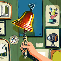 Malte Knaack_Meldeschluss Eine Hand läutet eine Glocke. Auf einer Wand hängen zahlreiche gerahmte Bilder. Abgebildet sind Arbeitsgeräte von Künstler*innen, wie Farbpalette und Staffelei, Film- und Fotokamera, sowie deren Werke, wie Abbildungen in Büchern und Zeitschriften oder Skulpturen.