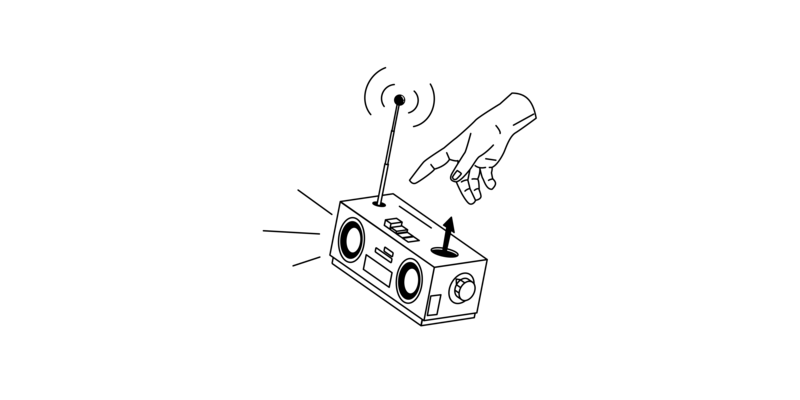 Eine Hand schaltet ein Radio ein.