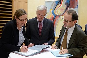 Unterzeichnung der "Key Principles and Recommendations on the management of the Author Resale Right": (von li.) Dr. Anke Schierholz (Bild-Kunst) neben Michel Barnier (EU-Kommission)